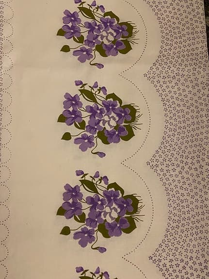 Mycket fin kvalitets tyg med lila blommönster. Storlek 4 m x 1,5 m