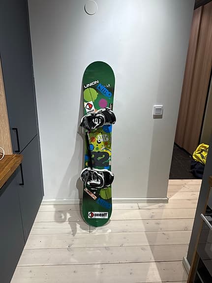 Stepchild Jib Stick snowboard med Flux-bindningar grön flerfärgad