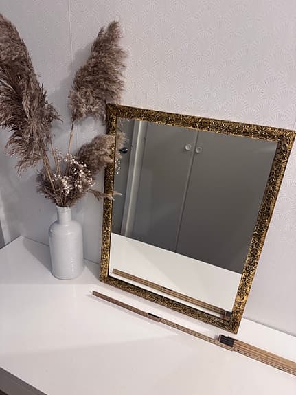 Elegant spegel med dekorativ guldram