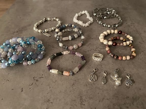 Armband och smyckesberlocker blandade färger