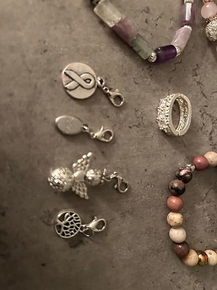 Armband och smyckesberlocker blandade färger