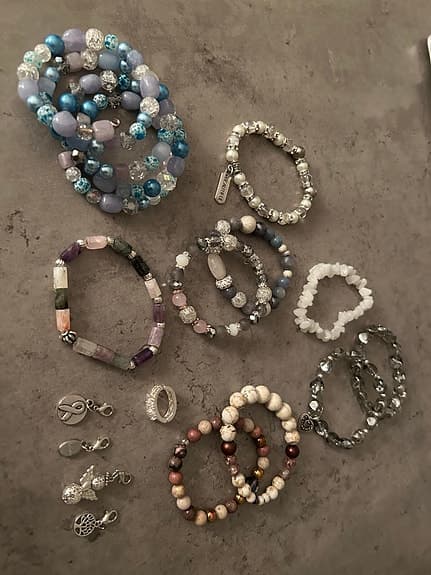 Armband och smyckesberlocker blandade färger