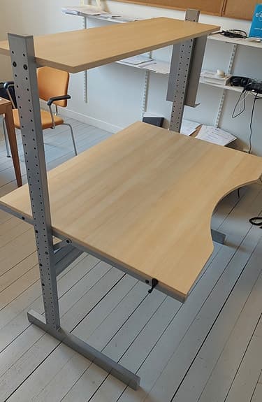 Skrivbord / arbetsbord med överhylla