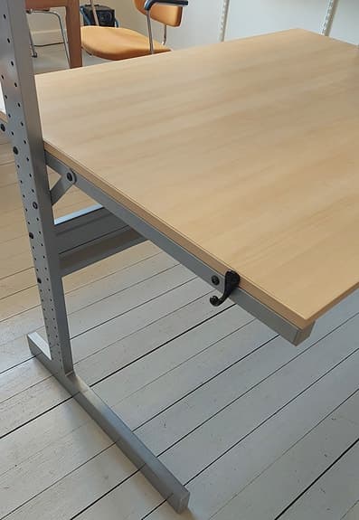 Skrivbord / arbetsbord med överhylla