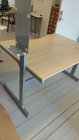 Skrivbord / arbetsbord med överhylla