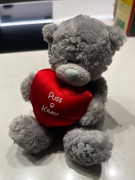 Teddykompaniet nallebjörn med hjärta grå röd