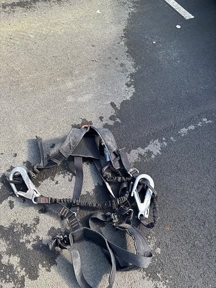 Fallsele med karbinhakar svart