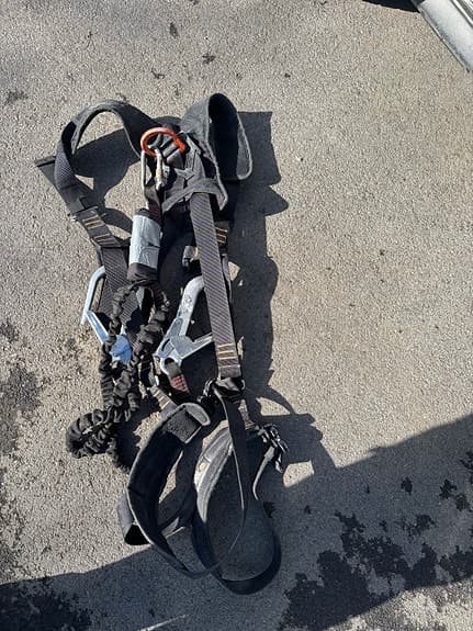 Fallsele med karbinhakar svart