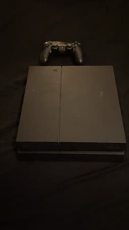 Sony Playstation 4 spelkonsol svart med handkontroll och spel