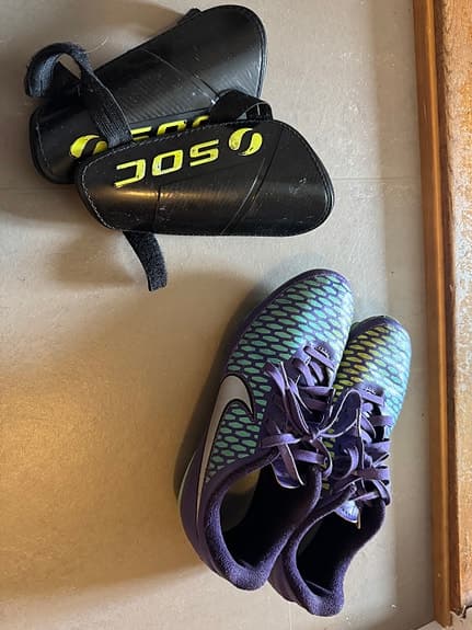 Nike fotbollsskor junior lila/grön strl 36,5 med SOC benskydd