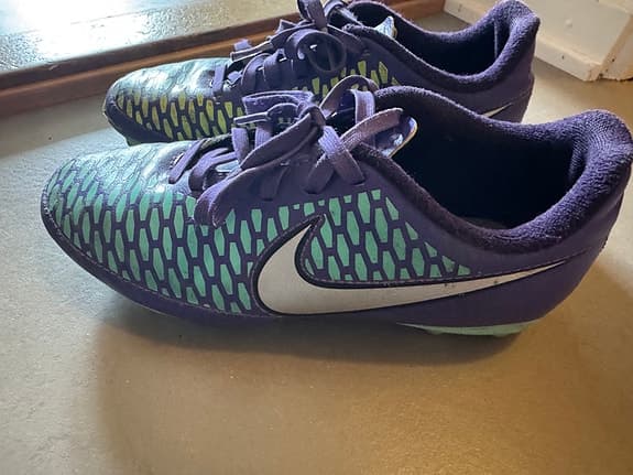 Nike fotbollsskor junior lila/grön strl 36,5 med SOC benskydd