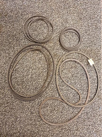 Drivremmar till olika gräsklippare samt en rem till Ariens snöslunga