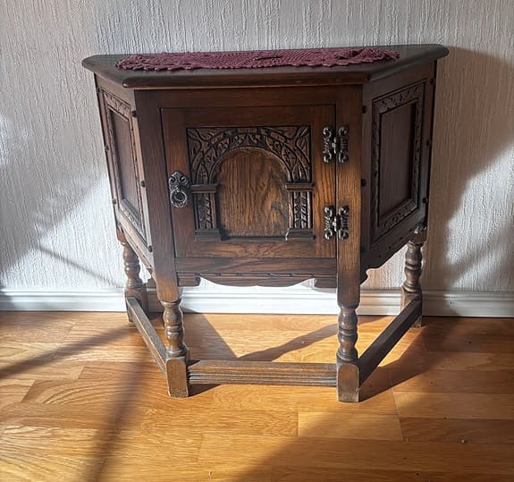 Old Charm Engelska skåp i massiv ek