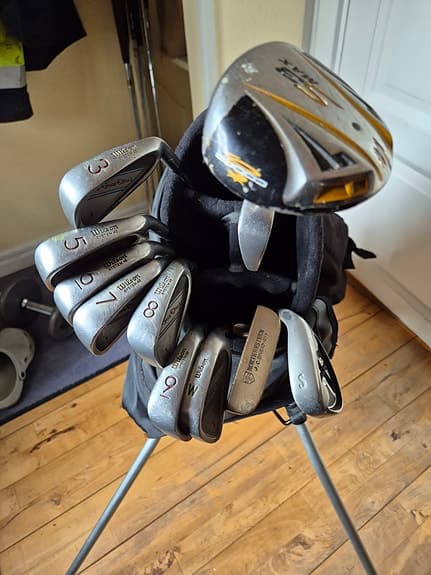 Golfbag klubbor och vagn