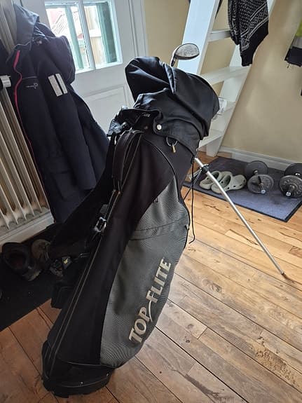 Golfbag klubbor och vagn