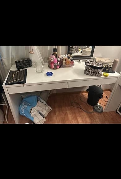 2 Ikea skrivbord och ett sängbord