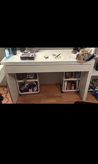 2 Ikea skrivbord och ett sängbord