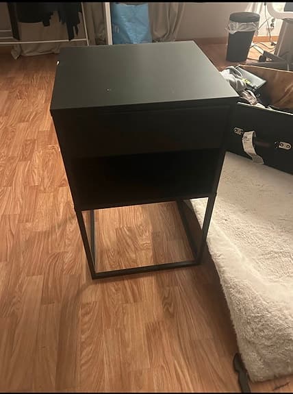 2 Ikea skrivbord och ett sängbord