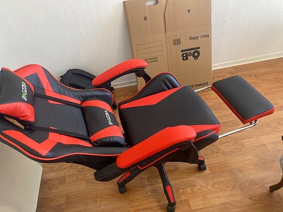 Oöppnad gaming stol