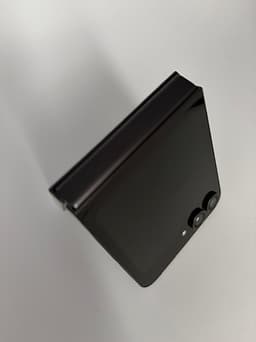 Samsung Galaxy Z Flip 6 256GB Carbon – Very Good Condition – Box Included