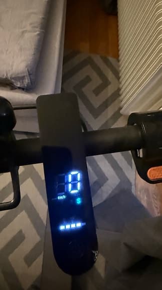 Elsparkcykel svart med digital display