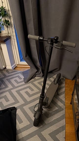 Elsparkcykel svart med digital display