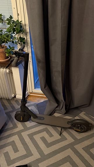 Elsparkcykel svart med digital display