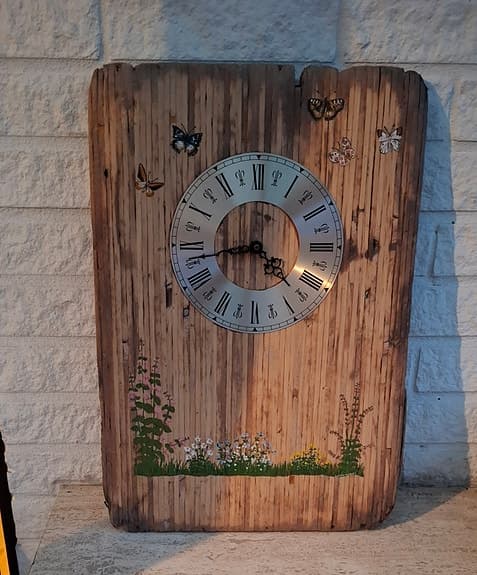 Väggklocka   av drivved