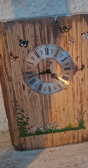 Väggklocka   av drivved