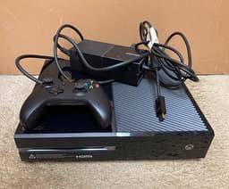 Xbox One spelkonsol med handkontroll och cable.