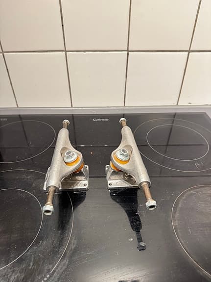 Independent skateboard-truckar silver