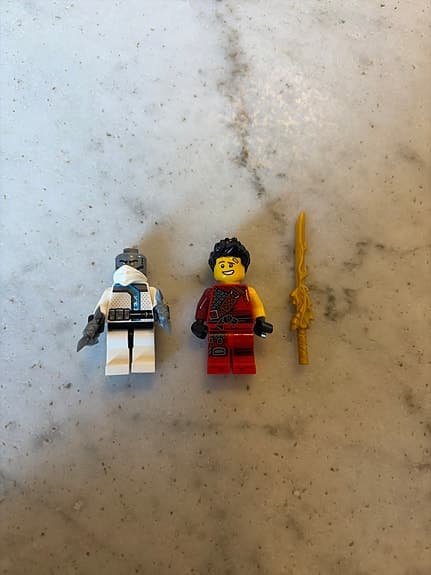 LEGO Ninjago minifigurer med vapen