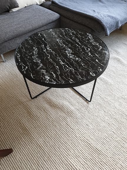 Soffbord runt svart marmormönstrad skiva
