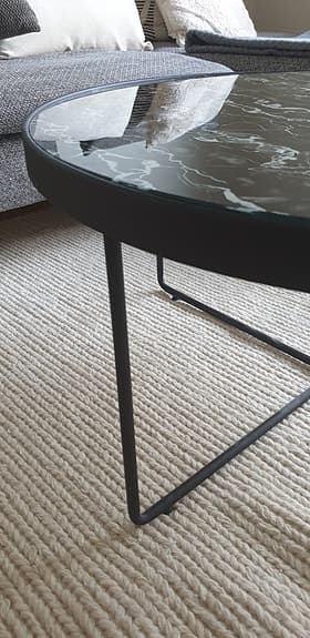 Soffbord runt svart marmormönstrad skiva