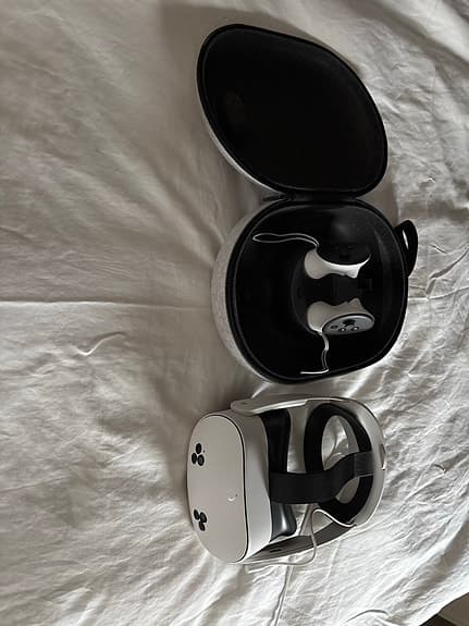 VR-headset Quest 3S  med handkontroller vit