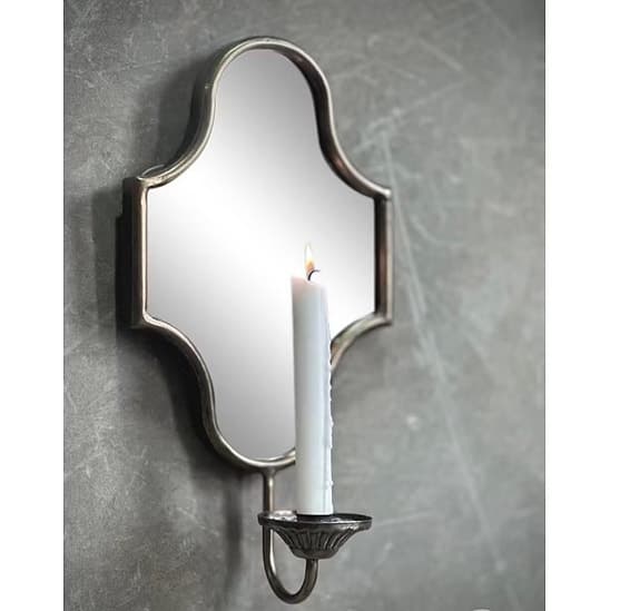 Spegel i antik guldnyans med ljushållare