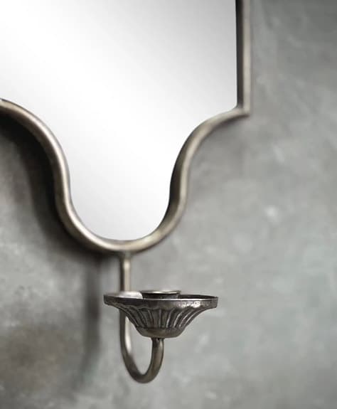 Spegel i antik guldnyans med ljushållare