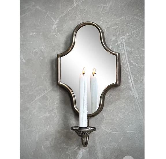 Spegel i antik guldnyans med ljushållare