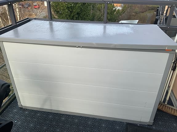 Förvaringslåda och utemöbelset soffa med bord grå