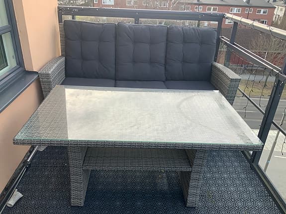 Förvaringslåda och utemöbelset soffa med bord grå