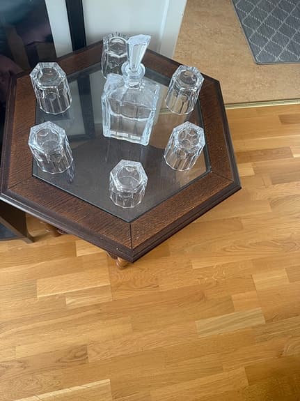 2 sidobord med glasskiva