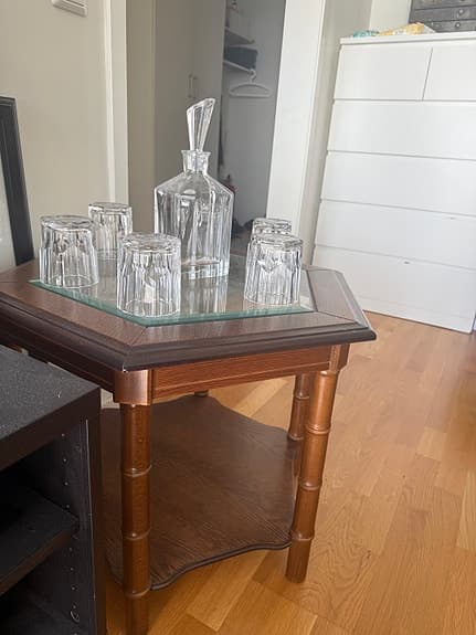 2 sidobord med glasskiva