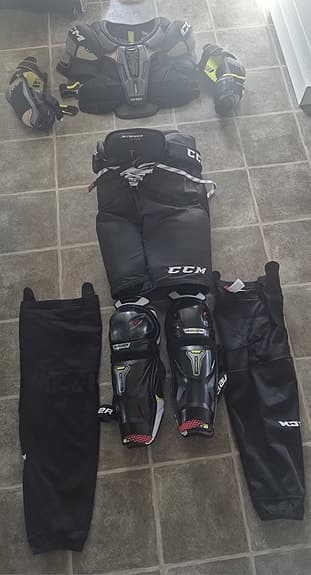 CCM ishockeyutrustning skydd och byxor svart