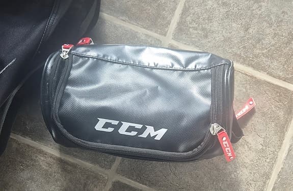 CCM ishockeyutrustning skydd och byxor svart