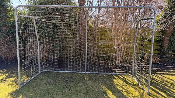 Fotbollsmål i metall med nät