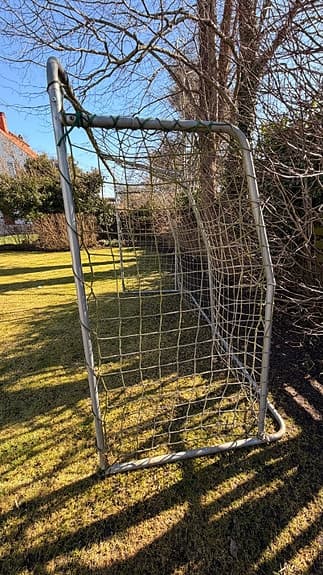 Fotbollsmål i metall med nät