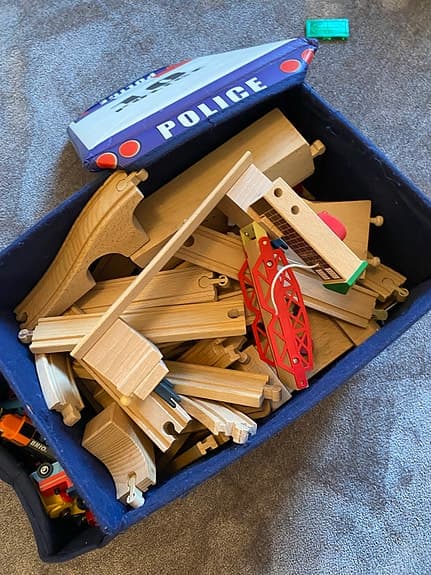 BRIO leksakståg med träjärnväg och fordon
