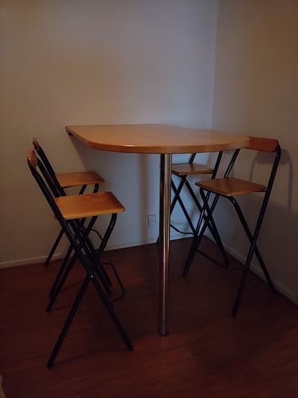 Barbord i ek med stolar