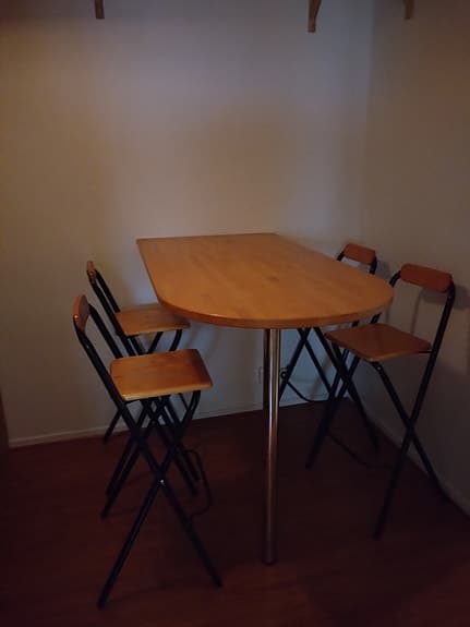 Barbord i ek med stolar