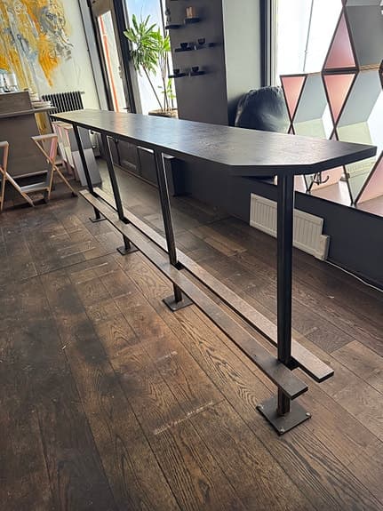 Barbord i massiv ek med metallstativ mörkbrun